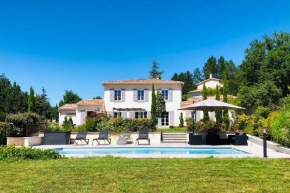 Available for ten people, pool and parking included